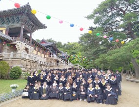  4월26일 남구 자활 참여주민들과 함께 '추억의 경주 교복여행'을 다녀왔습니다.봄비가 내리고 바람이 불었지만 참여주민끼리 줄거운 시간을 보내며 웃음이 넘치는 하루였습니다.경주여행.jpg